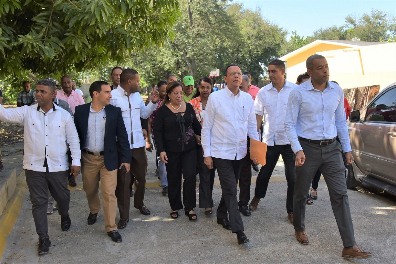  imagen Ministro Antonio Pena Mirabal, recorre instalaciones del liceo Milagros Hern&aacute;ndez en Villa Gonz&aacute;lez, junto a su directiva. 