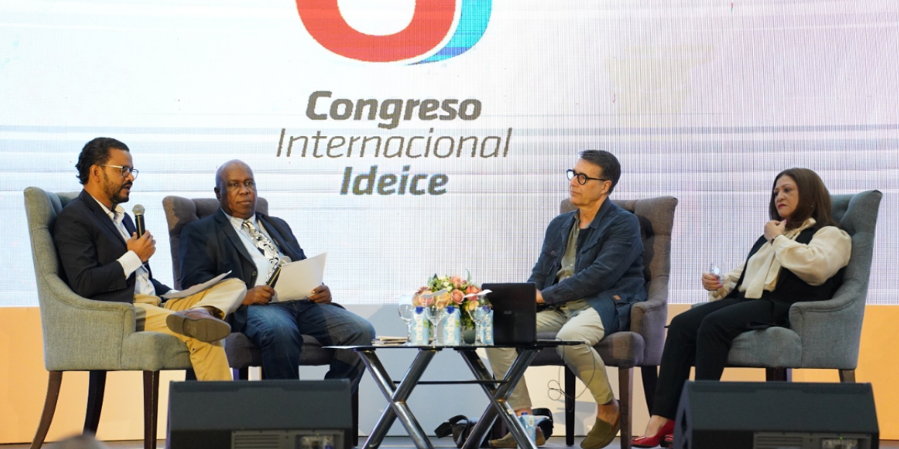  imagen El director de la Unidad Editorial del MINERD, Manuel N&uacute;&ntilde;ez sentado junto a dem&aacute;s entidades&nbsp; 