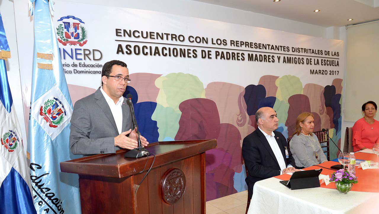  imagen Ministro Andr&eacute;s Navarro se dirige a los representantes de Asociaciones de padres, madres y amigos de Centros Educativos Privados, en el Sal&oacute;n Ercilia Pep&iacute;n del MINERD. 