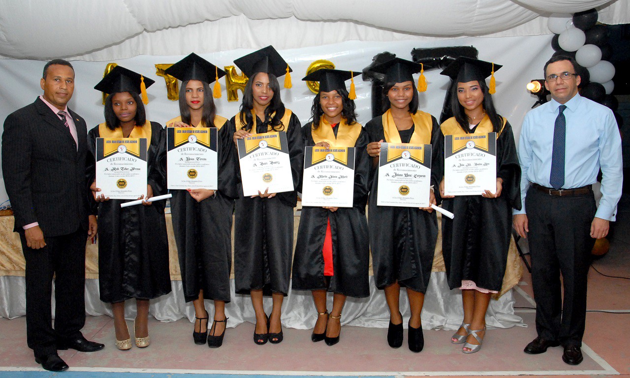  imagen Andr&eacute;s Navarro ministro de Educaci&oacute;n, junto a las graduandos de m&aacute;ximos honores, Mayrelis Medina, Marlin Marte, Perla Rodr&iacute;guez y Julia Franco. 