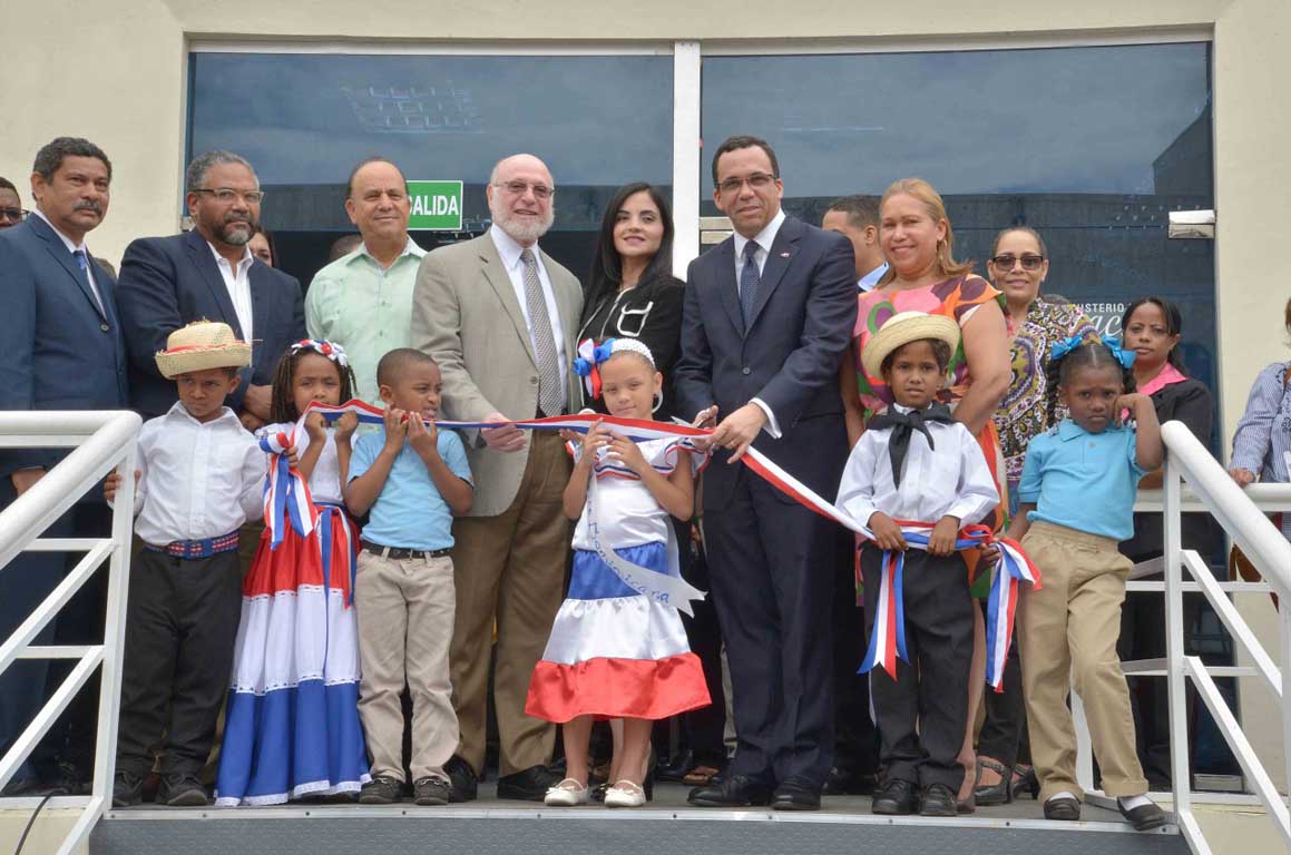  imagen Ministro Andr&eacute;s Navarro mientras corta cinta en acto de inauguraci&oacute;n. 
