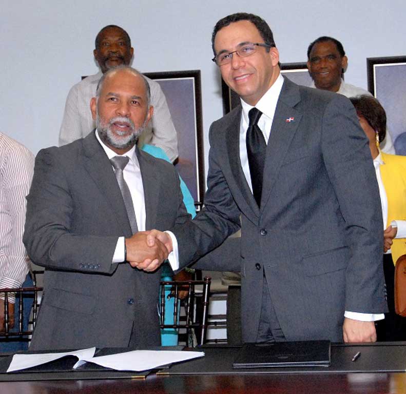  imagen Ministro de Educaci&oacute;n Andr&eacute;s Navarro y Presidente de ADP Miguel Hidalgo, sonrientes extrechan sus manos. 