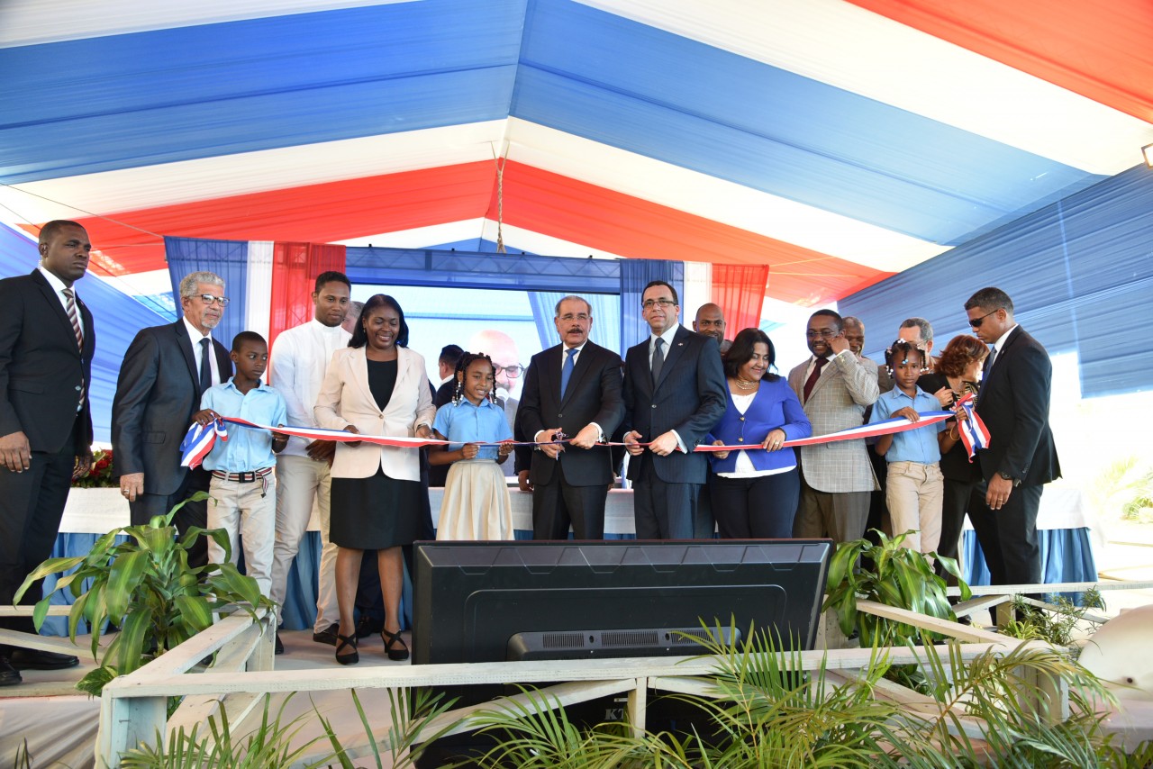  imagen Presidente Danilo Medina junto al Ministro Andr&eacute;s Navarro y dem&aacute;s autoridades educativas cortando cinta dejando inaugurado nuevo centro educativo en Sierra Prieta&nbsp; 