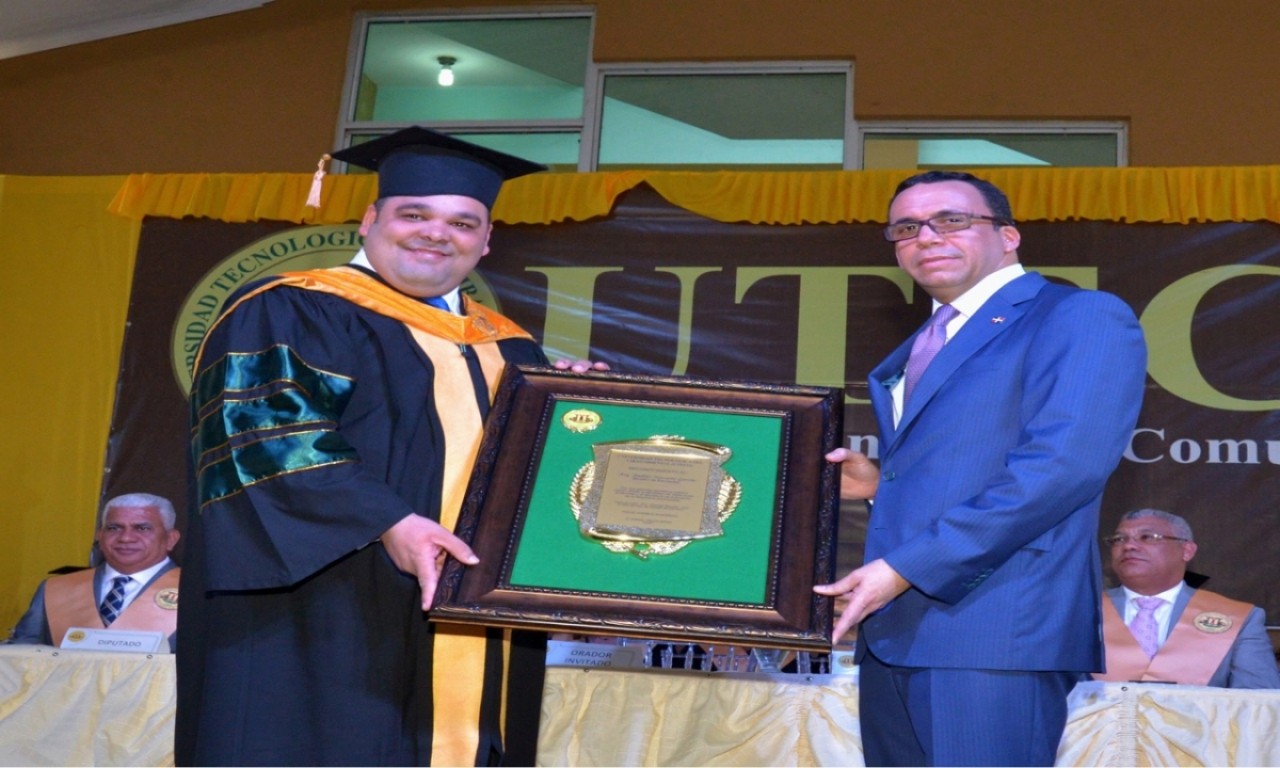  imagen Miembro de la UTECO entrega placa de reconocimiento a Ministro Andr&eacute;s Navarro. 