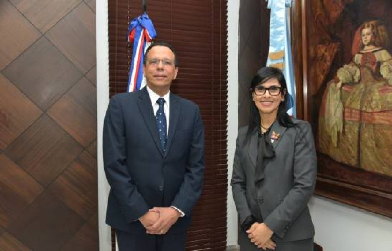  imagen Ministro de Educaci&oacute;n Pe&ntilde;a Mirabal junto a la procuradora Olga Din&aacute;. 