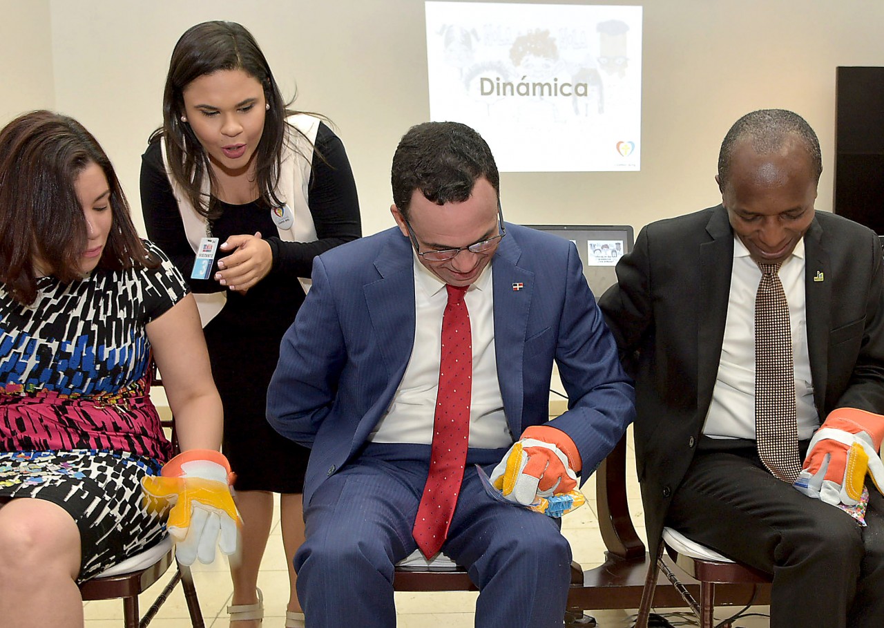  imagen Ministro Andr&eacute;s Navarro junto a autoridades educativas sentados probando sistema para la inclusi&oacute;n educativa 