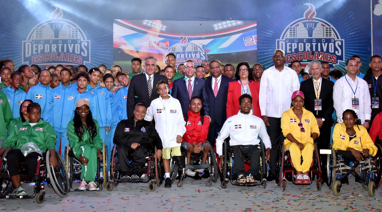  imagen Ministro Andr&eacute;s Navarro junto a las autoridades y estudiantes atletas en los Juegos Deportivos Escolares 2017. 