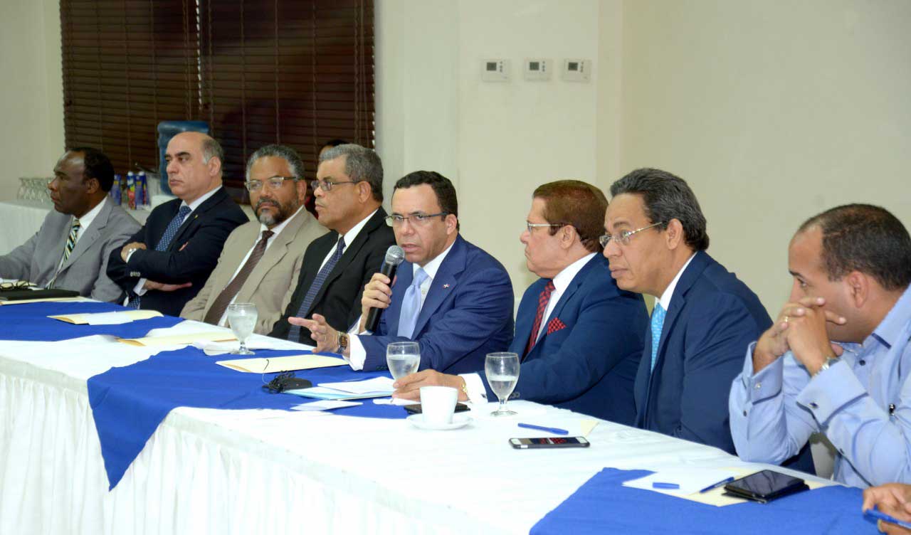  imagen Ministro Andr&eacute;s Navarro dirigiendose a la audiencia. 