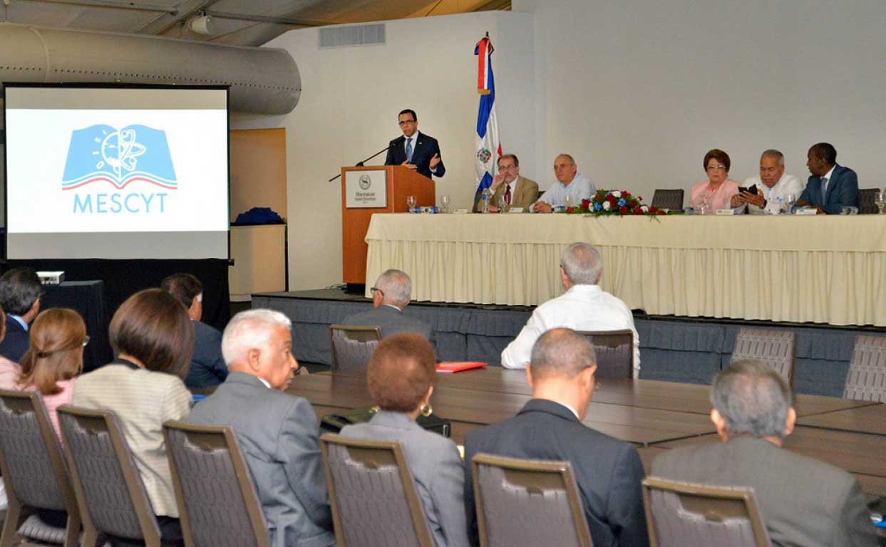  imagen Ministro Andr&eacute;s Navarro durante su participanci&oacute;n en el Seminario &ldquo;Tendencias de la Educaci&oacute;n Superior, la Ciencia y la Tecnolog&iacute;a: Su impacto en la Legislaci&oacute;n y en las Pol&iacute;ticas&rdquo;. 