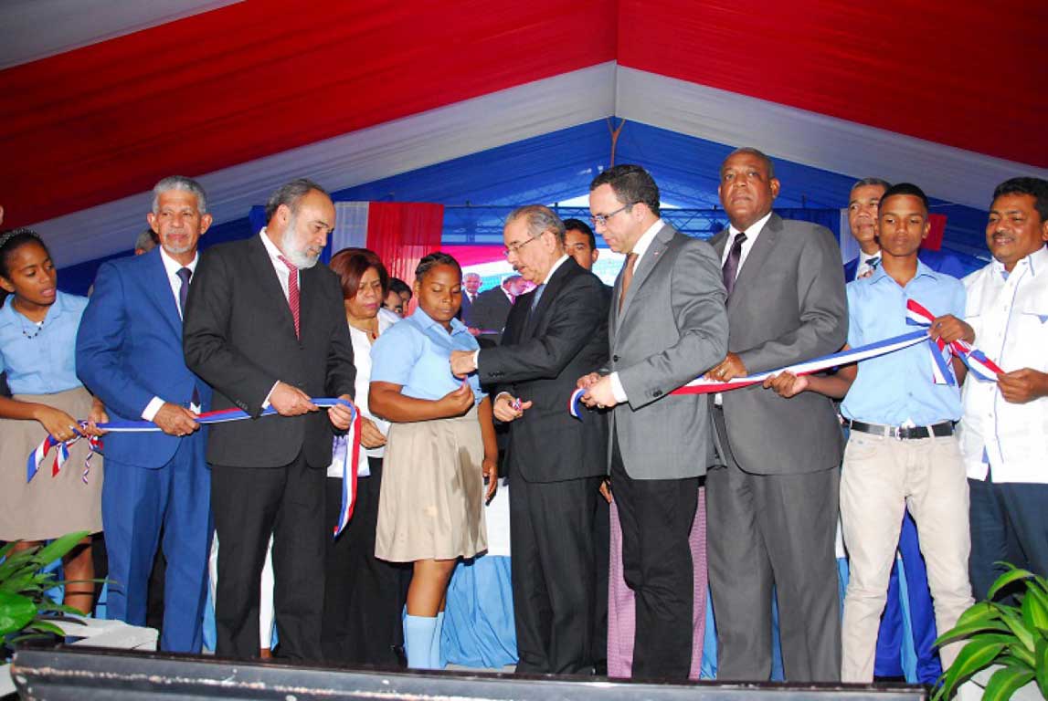  imagen Presidente Danilo Medina corta cinta en acto de inauguraci&oacute;n, le acompa&ntilde;an el Ministro Andr&eacute;s Navarro, entre otros representantes de diversos sectores. 
