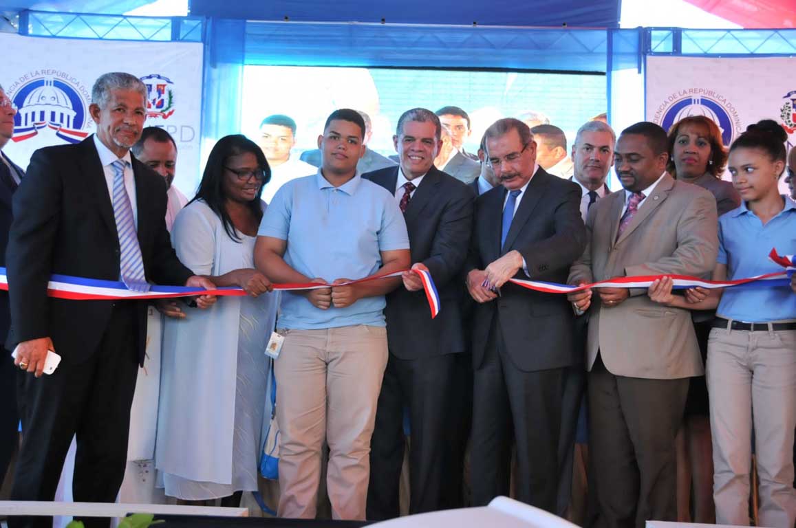  imagen Presidente Medina inaugura dos nuevos centros educativos con 40 aulas para 1,250 estudiantes de Villa Mella 