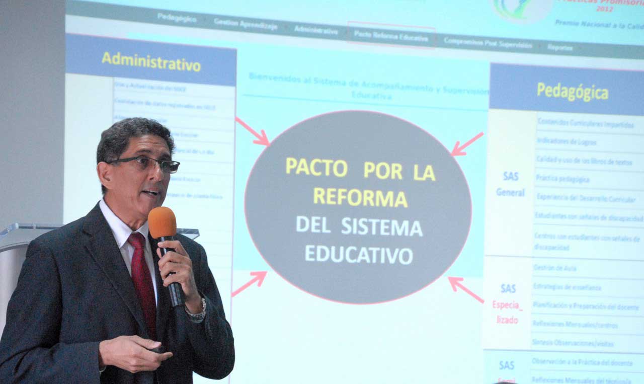  imagen Director Francisco Estrella, mientras habla a los presentes. 