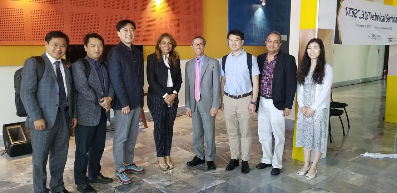  imagen El evento cont&oacute; con la participaci&oacute;n del embajador de Corea en la Rep&uacute;blica Dominicana, Byung &ndash; Yun Kim, la directora de Radio Televisi&oacute;n Educativa, Odalis Monegro; Ellis P&eacute;rez, presidente del consejo de administraci&oacute;n de CERTV y Ram&oacute;n Tejeda Read, director general de la referida televisora estatal.
Tambi&eacute;n asistieron representantes del Instituto Dominicano de las Telecomunicaciones (Indotel) y directores t&eacute;cnicos de otras estaciones de televisi&oacute;n del pa&iacute;s.
&nbsp; 