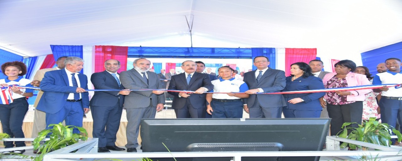  imagen Presidente Medina y Ministro Pe&ntilde;a Mirabal durante la inauguraci&oacute;n 