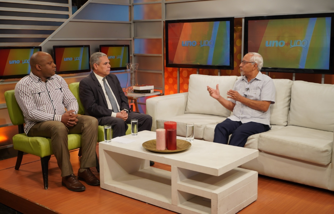  imagen Ministro de Educaci&oacute;n, &Aacute;ngel Hern&aacute;ndez al ser entrevistado en el programa de televisi&oacute;n Uno+Uno. 