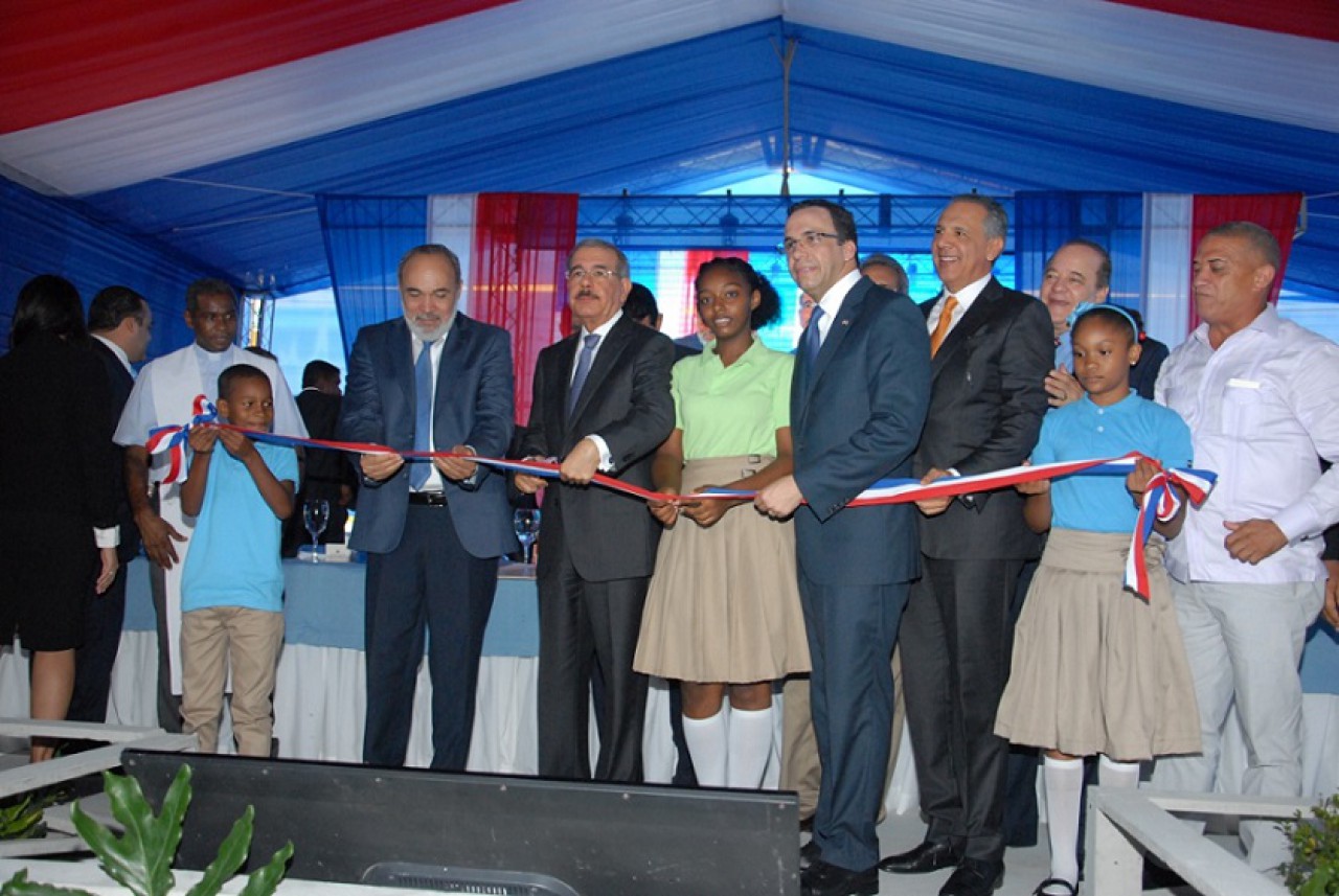  imagen Presidente Danilo Medina, Ministro Andr&eacute;s Navarro, Ingeniero Francisco Pag&aacute;n, Ministro Jos&eacute; Ram&oacute;n Peralta, entre otras respresentaciones durante corte de cinta en acto de inauguraci&oacute;n.
&nbsp;
&nbsp; 