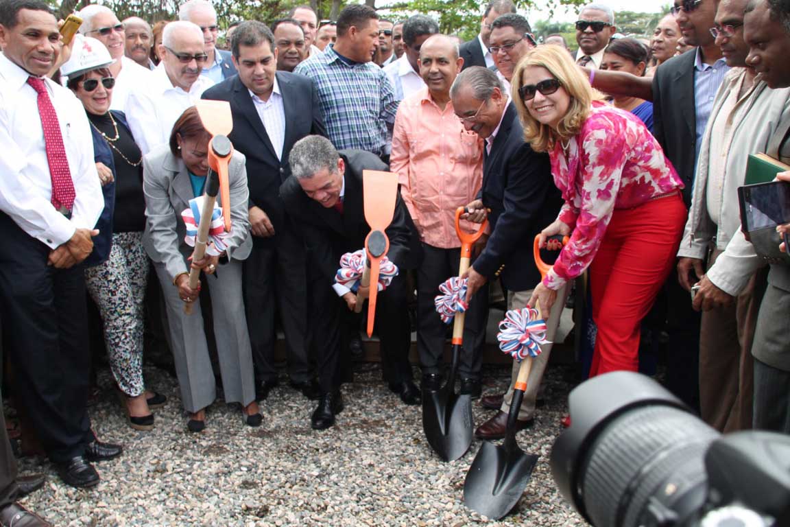  imagen Amarante Baret da primer picazo para iniciar construcción de Ciudad Educativa en Puerto Plata 