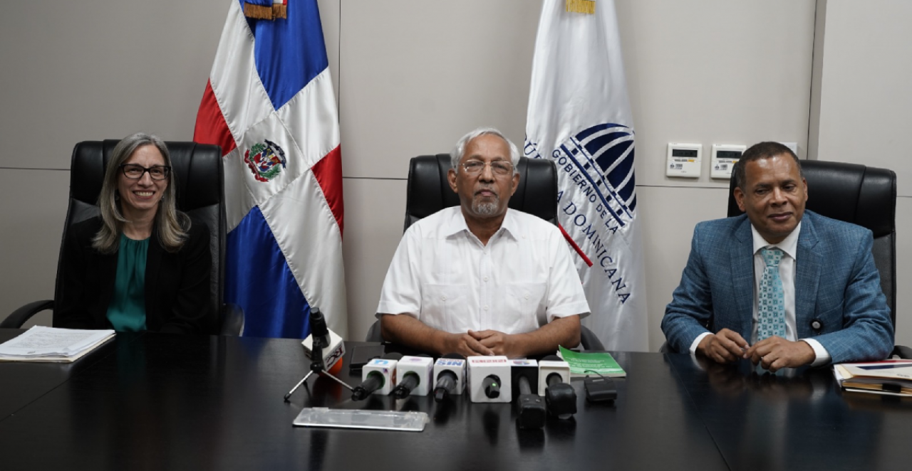  imagen Ministro de Educaci&oacute;n sentando acompa&ntilde;ado de dos personas 