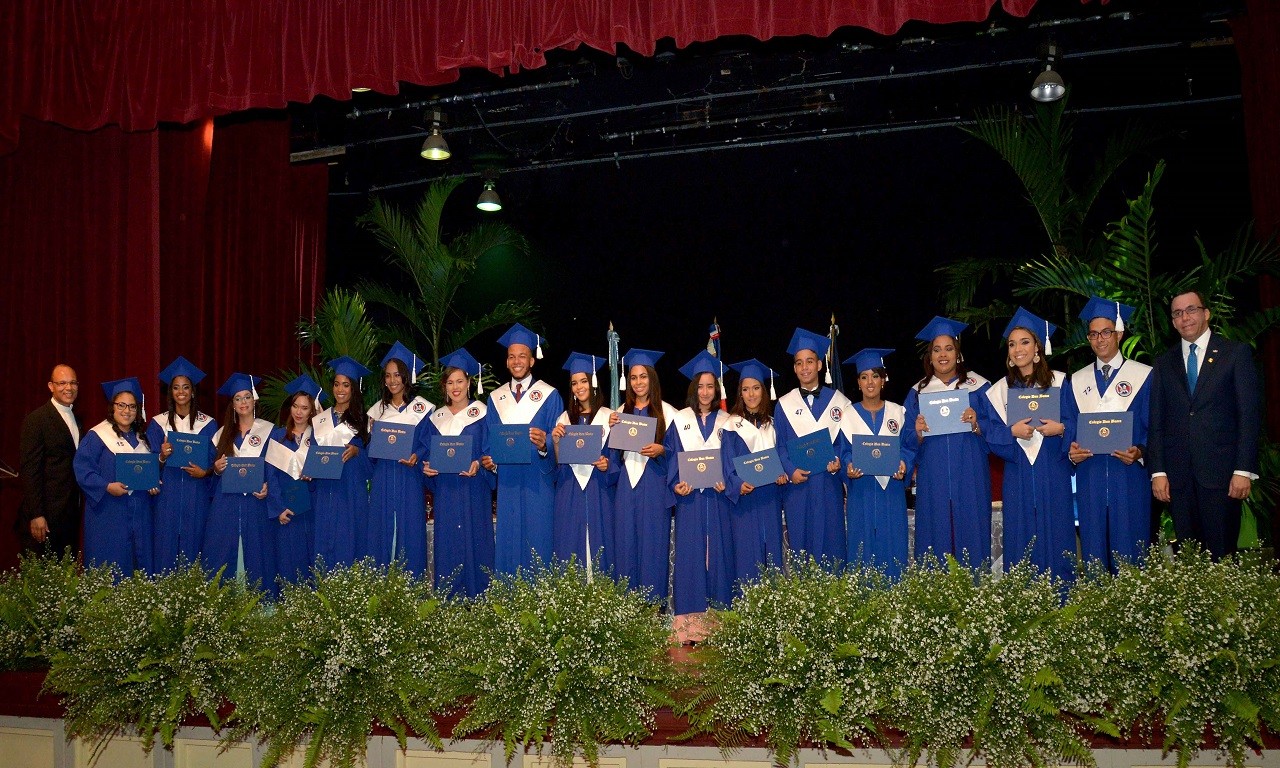  imagen Ministro de Educaci&oacute;n Andr&eacute;s Navarro junto a estudiantes del Colegio Don Bosco 