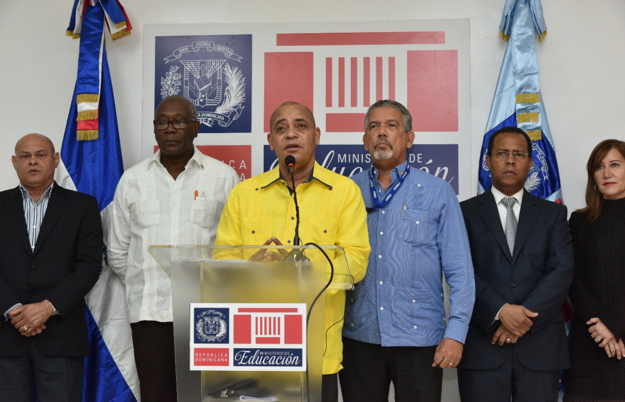  imagen Comisi&oacute;n Mixta InstErinstitucional MINERD-ADP de pie dirigi&eacute;ndose a los medios de comunicaci&oacute;n en rueda de prensa donde se ofrecieron los resultados finales de la Evaluaci&oacute;n del Desempe&ntilde;o Docente 