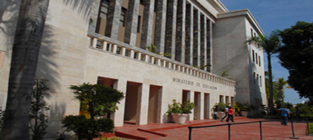  imagen Educación entregará construcción de escuelas a ingenieros en la medida en que aparezcan los solares para su edificación 