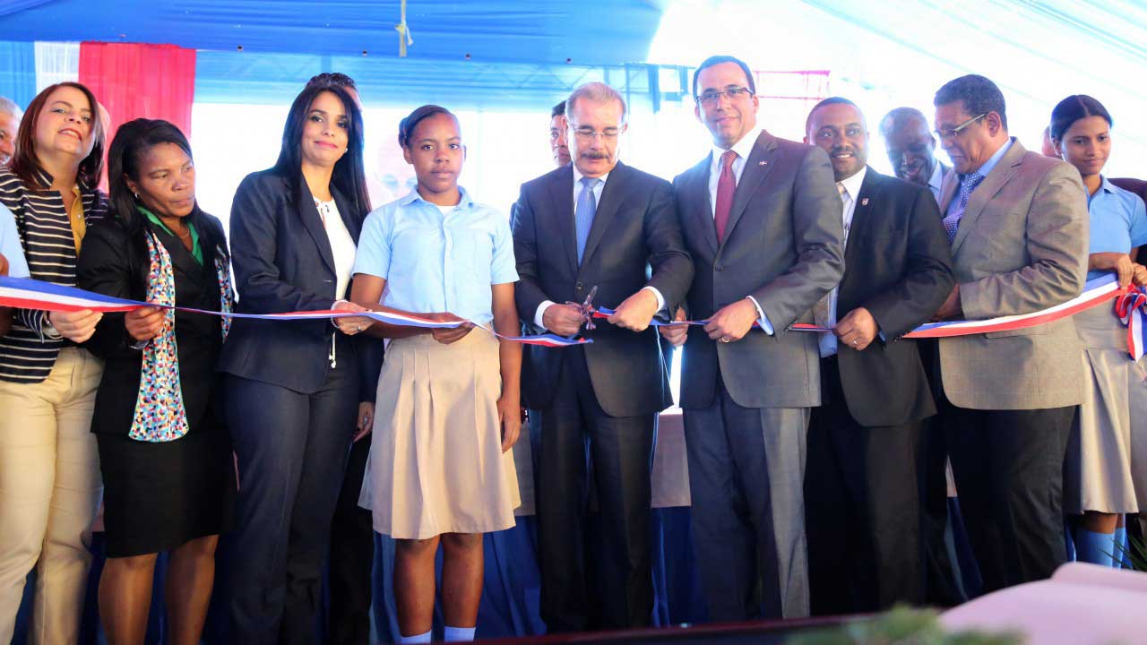  imagen Meta del Presidente Danilo Medina de incluir 100 por ciento de estudiantes en Jornada Escolar  Extendida avanza de manera firme; entrega dos nuevos centros educativos en Santo Domingo Norte 
