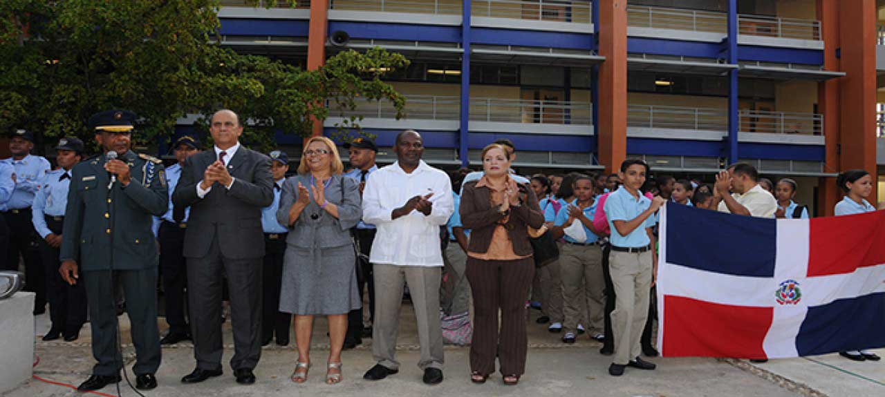  imagen Ministerio de Educación realiza acto de izamiento en el centro de Excelencia República de Colombia 