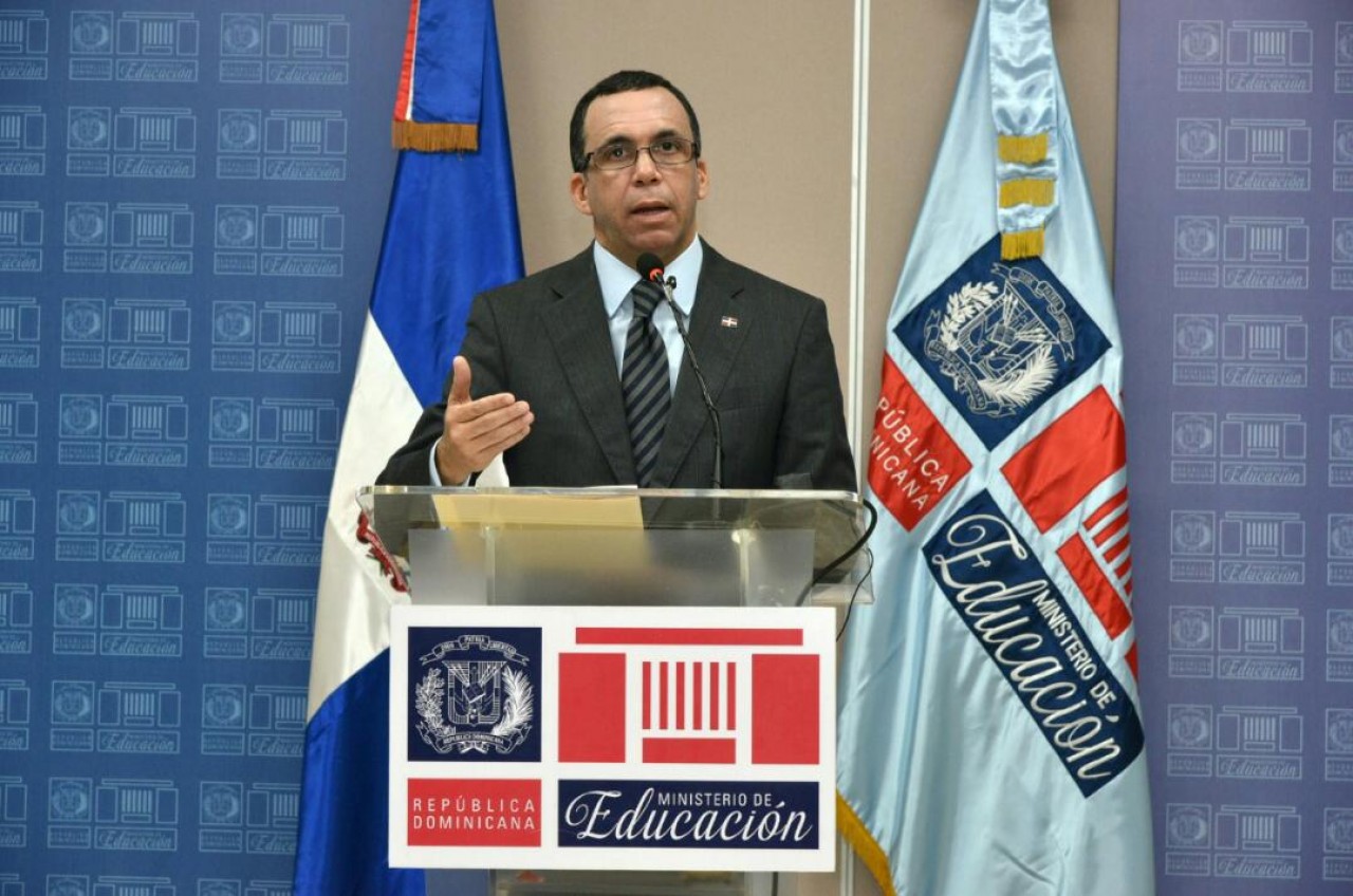  imagen Ministro Andr&eacute;s Navarro desde podium dirige mensaje a todos los docentes del sistema educativo. 