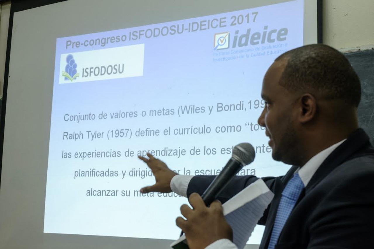  imagen Conferencista del IDEICE explica sobre algunos detalles de importancia en exposici&oacute;n. 