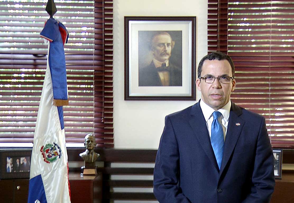  imagen Ministro Andr&eacute;s Navarro durante su comunicado a los estudiantes, docentes y el personal administrativo. 