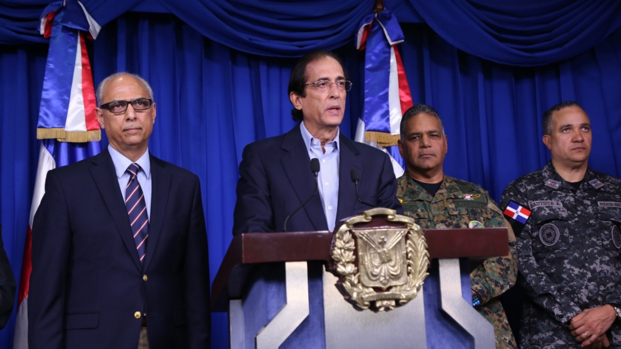  imagen Imagen frontal del ministro de la presidencia Gustavo Montalvo durante rueda de prensa. 