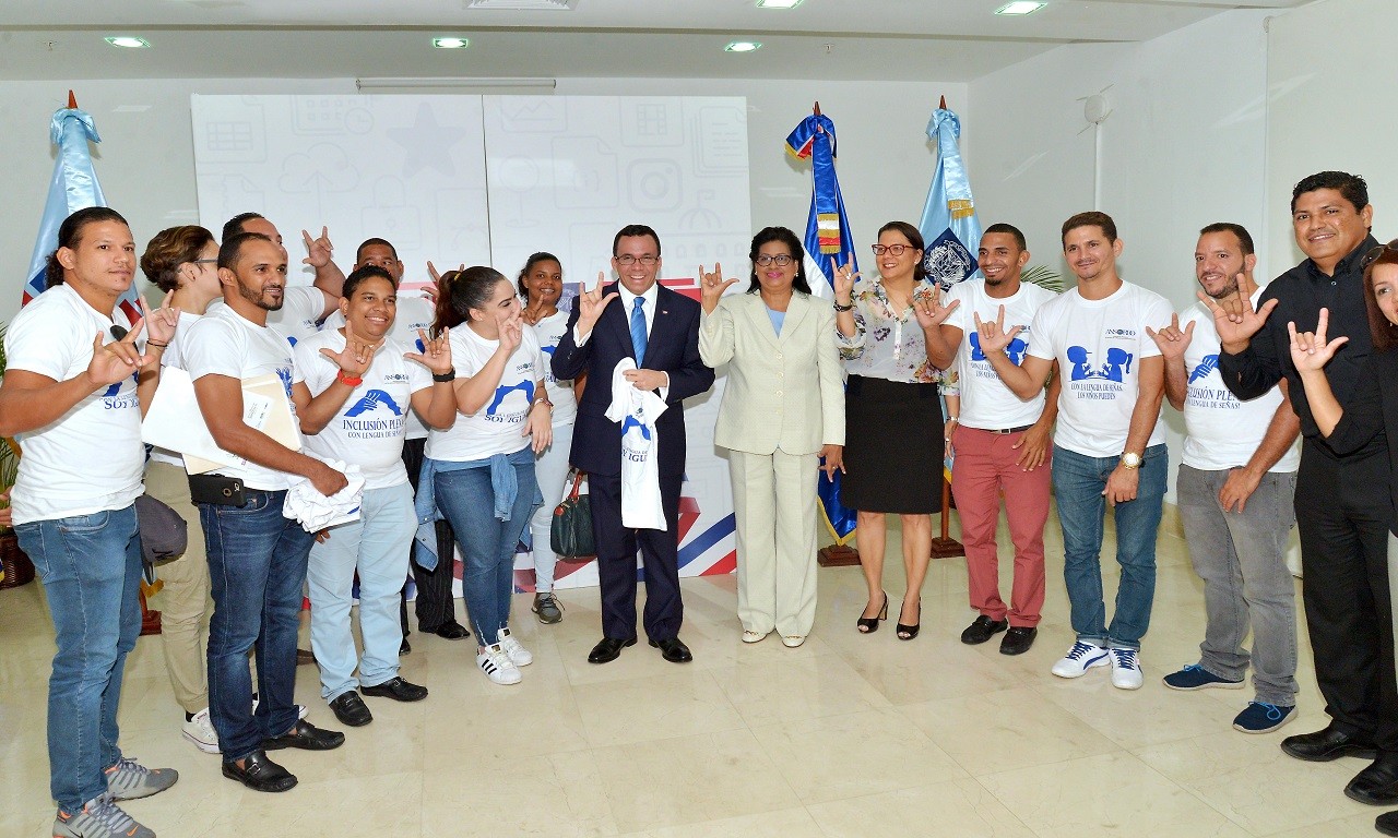  imagen Ministro de Educaci&oacute;n Andr&eacute;s Navarro,&nbsp;Cristina Lizardo, Cristina Amiama junto a j&oacute;venes sordos. Todos hacen la se&ntilde;a "te amo" con mano derecha. 