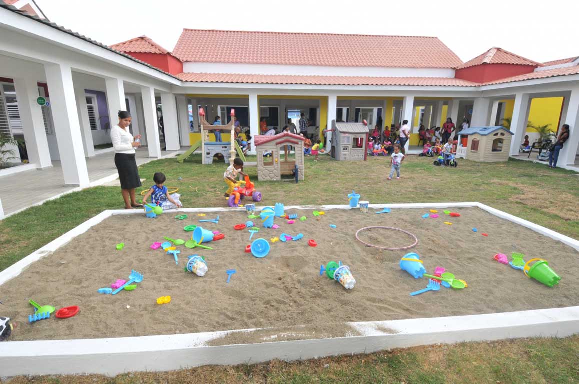  imagen Danilo Medina entrega un liceo y una estancia infantil en San Francisco de Macorís y Pimentel 