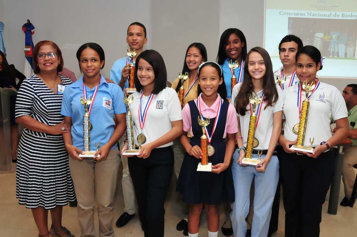  imagen Representaci&oacute;n de&nbsp;estudiantes premiados. Sonrientes muestran sus medallas y trofeos. 
