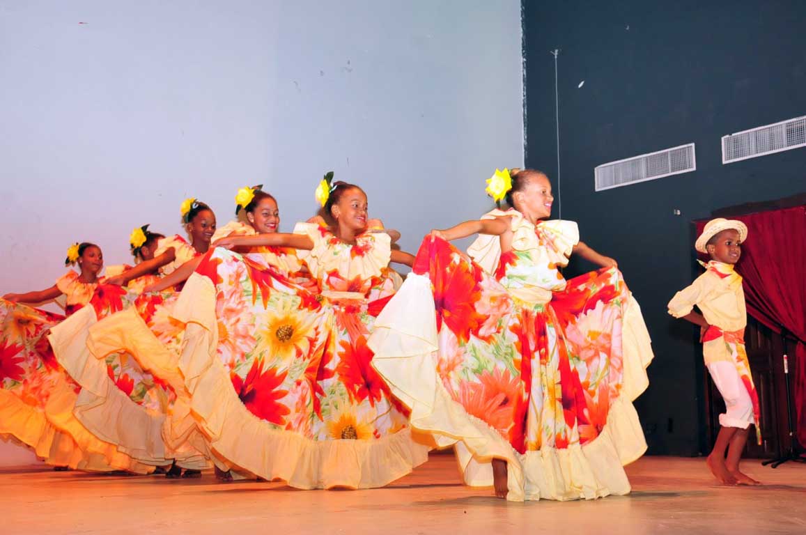  imagen Estudiantes con vestimenta folcl&oacute;rica durante presentaci&oacute;n. 