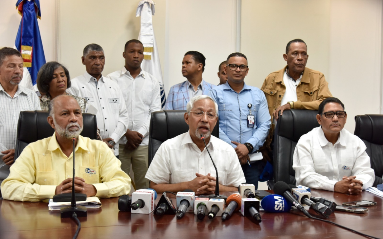  imagen Ministro de Educaci&oacute;n, &Aacute;ngel Hern&aacute;ndez reunido con Eduardo Hidalgo, Titular de la ADP. 