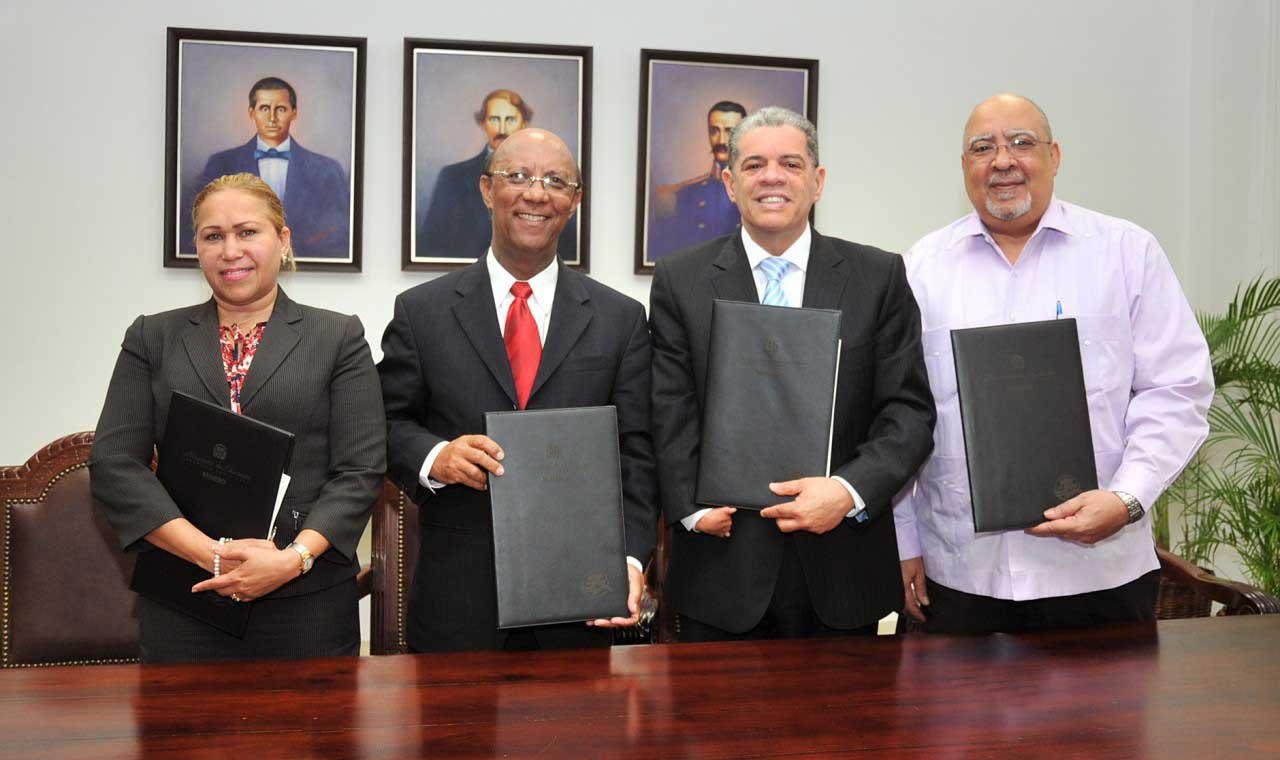  imagen Educación firma convenio con universidad de Santiago para formar jóvenes talentosos con vocación de educadores 