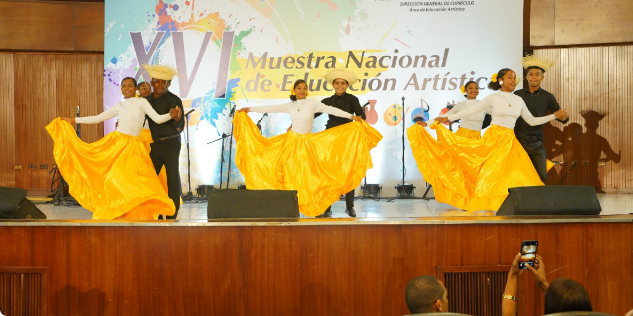  imagen Estudiantes bailando 