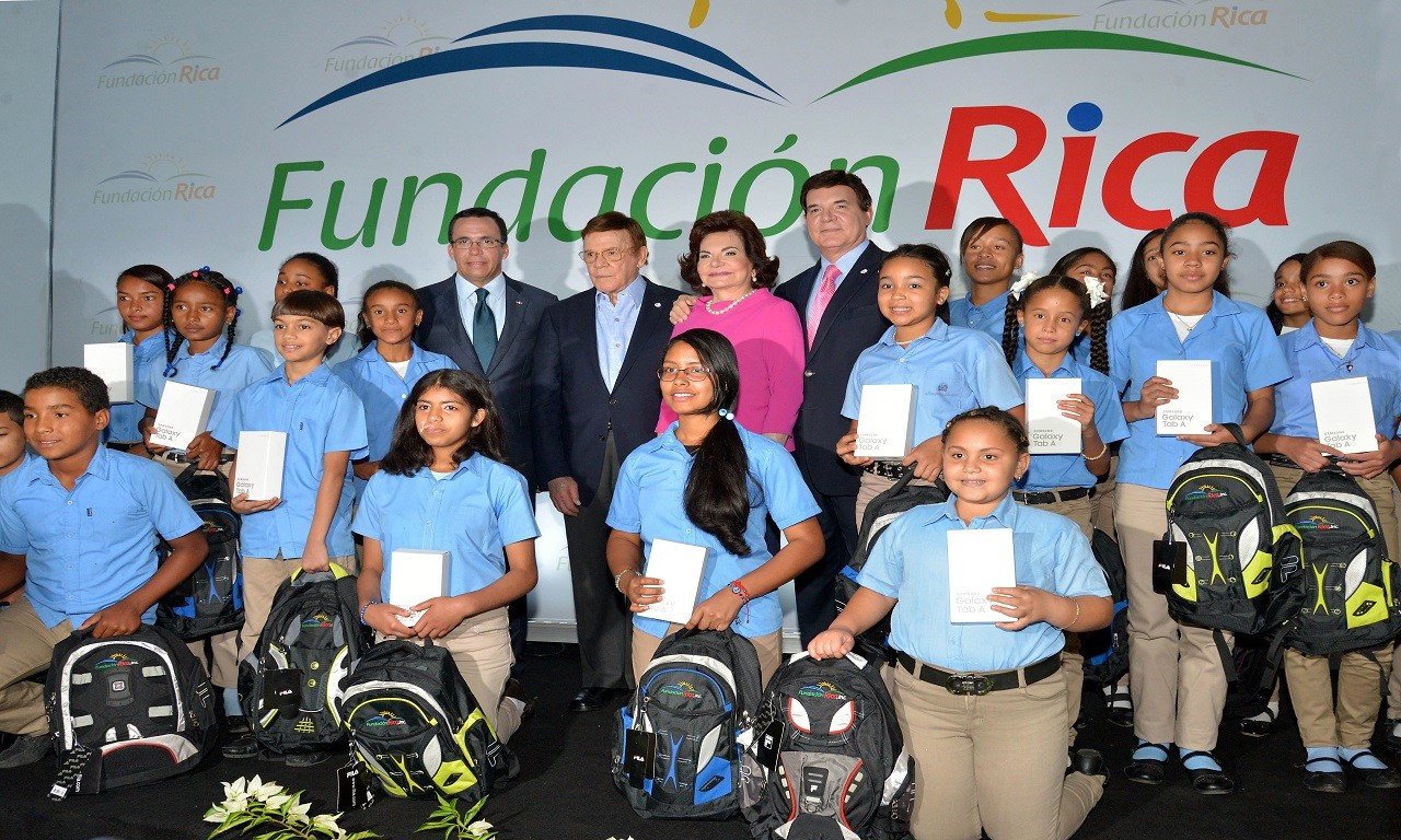  imagen Ministro de Educaci&oacute;n Andr&eacute;s Navarro junto a familia Brache y los alumnos reconocidos durante la 8va. Premiaci&oacute;n de Estudiantes y Maestros Meritorios&nbsp; 