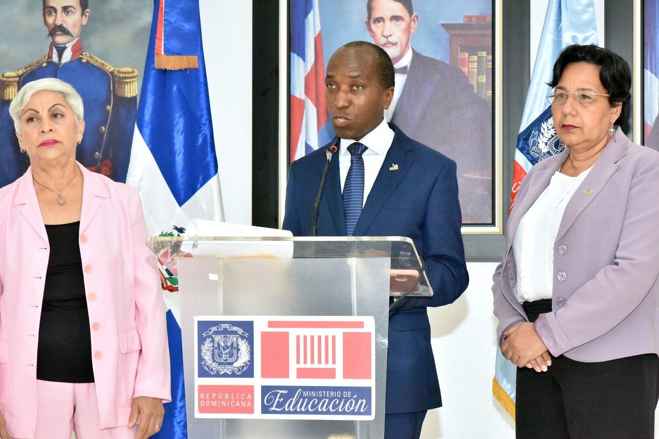  imagen Andr&eacute;s De Las Mercedes, director ejecutivo del INAFOCAM de pie en podium se dirige a medios de comunicaci&oacute;n en rueda de prensa acompa&ntilde;ado de dos directivos de dicha instituci&oacute;n 