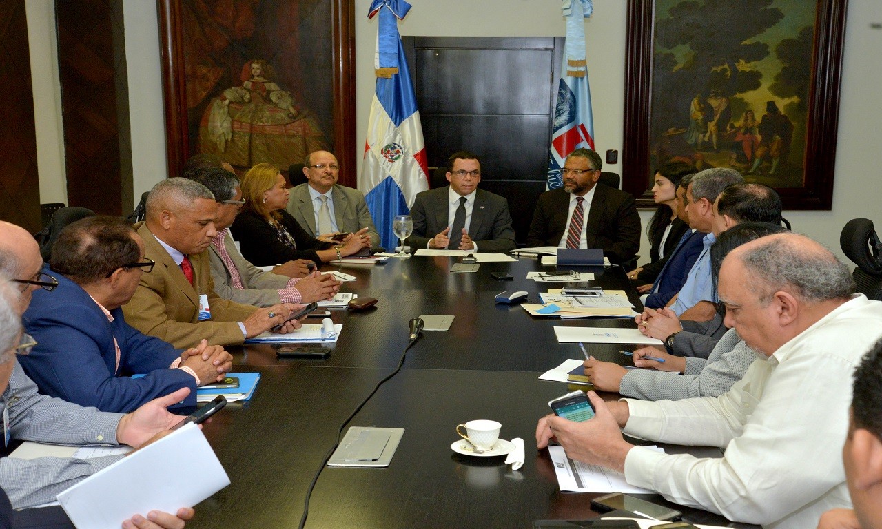  imagen Ministro de Educaci&oacute;n Andr&eacute;s Navarro junto al equipo t&eacute;cnico de la comisi&oacute;n de emergencia que trabajar&aacute; el plan de contingencia del Ministerio de Educaci&oacute;n 