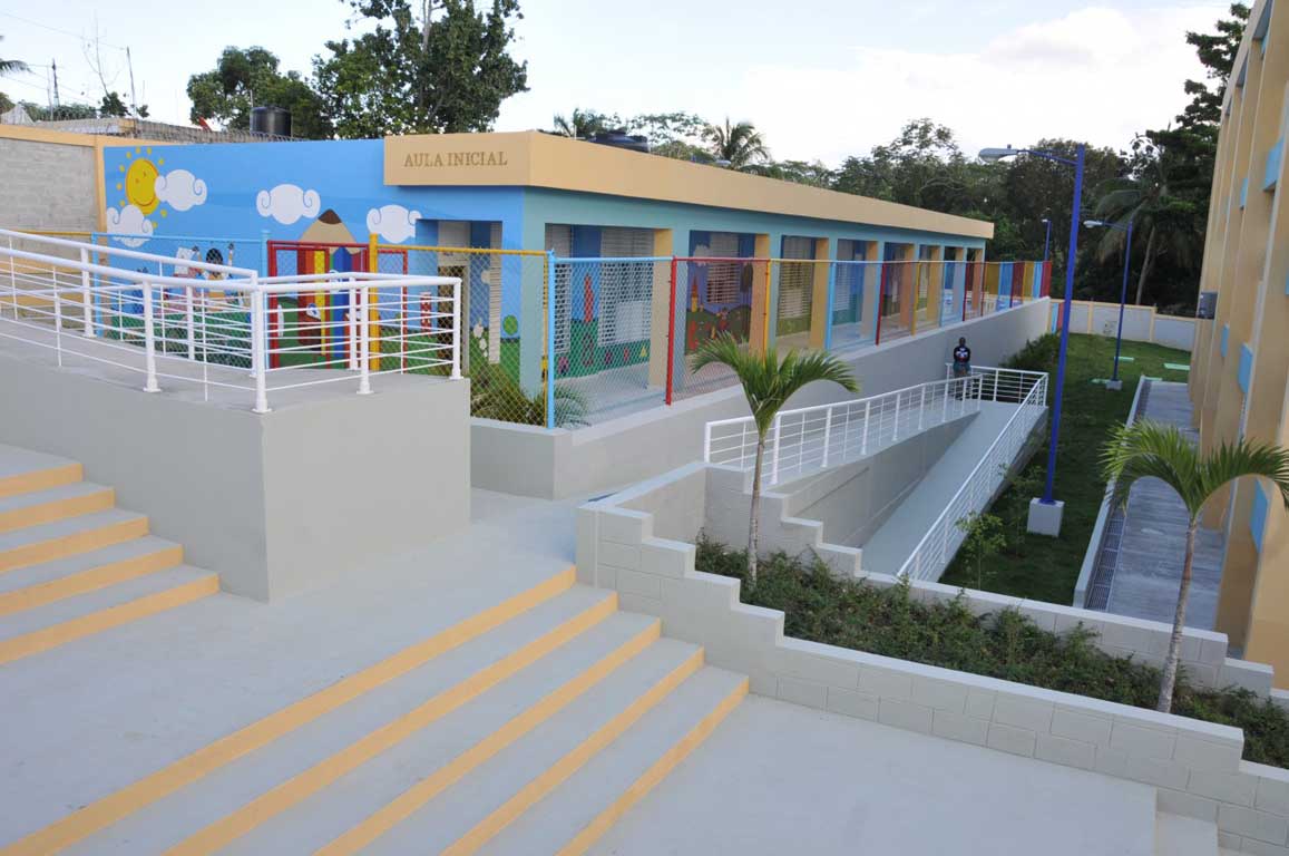  imagen Presidente Medina inaugura escuela de 29 aulas en Los Alcarrizos 