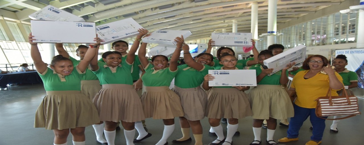  imagen Estudiantes posan con las laptops otorgadas 
