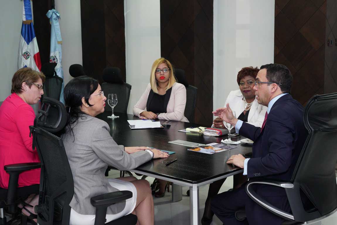  imagen Ministro Andr&eacute;s Navarro a la mesa durante reuni&oacute;n con representantes de ONAPI. 