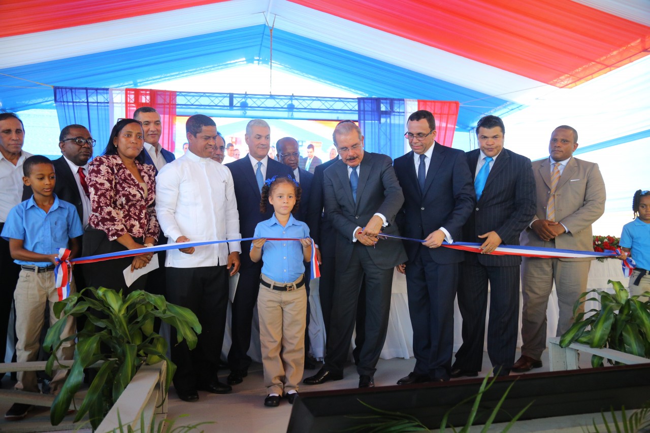  imagen Ministro Andr&eacute;s Navarro junto al Presidente Danilo Medina y dem&aacute;s autoridades educativas cortando cinta de inauguraci&oacute;n dejando entregado a toda la comunidad de Cristo Rey un moderno centro educativo 