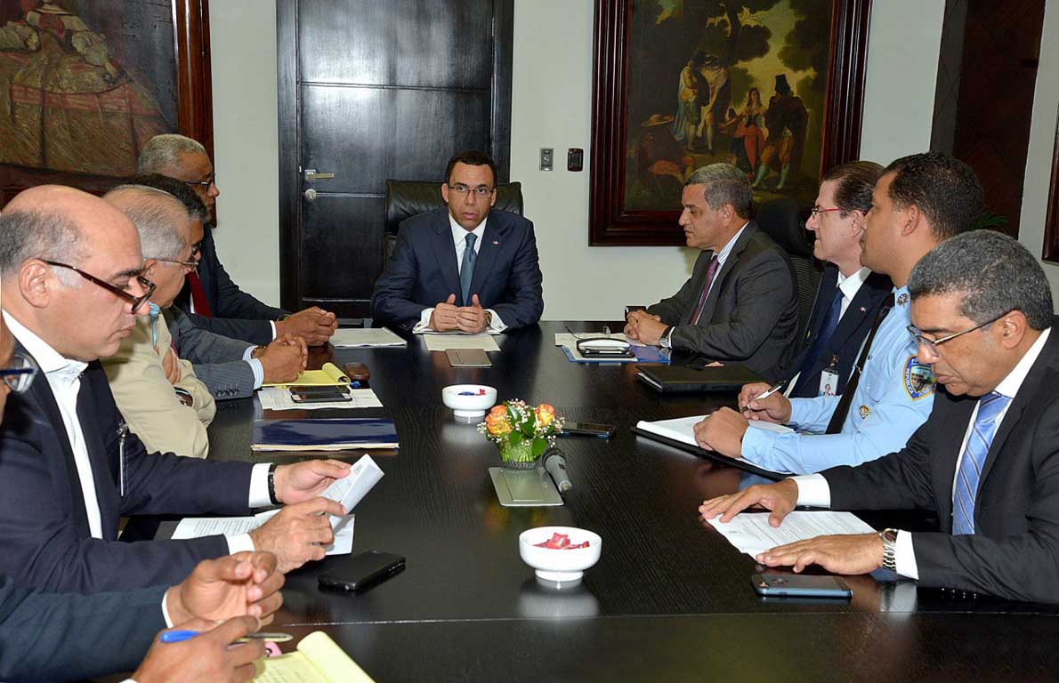  imagen Ministro Andr&eacute;s Navarro sentado en la mesa durante reuni&oacute;n, le acompa&ntilde;an los equipos de ingenieros y t&eacute;cnicos especializados de las direcciones de Gesti&oacute;n de Riesgos, Mantenimiento Escolar, Rehabilitaci&oacute;n Escolar y de Fiscalizaci&oacute;n Escolar de educaci&oacute;n. 
