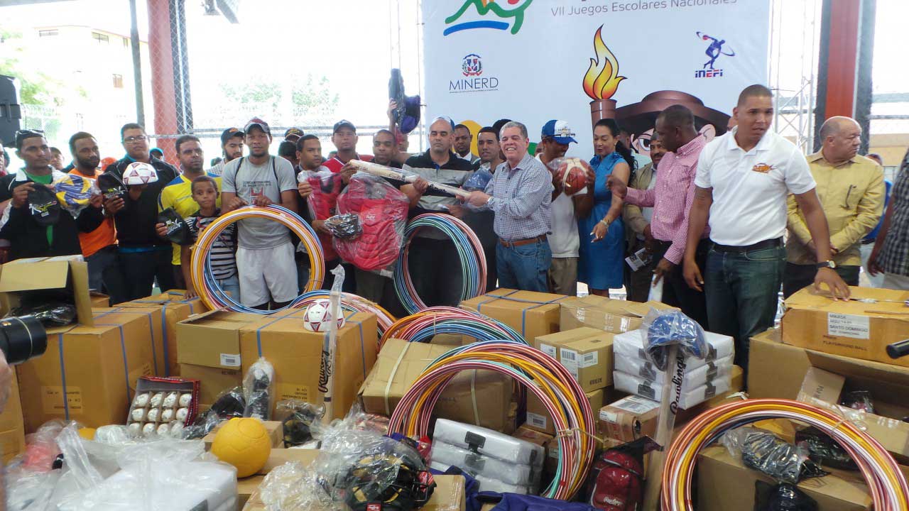  imagen Educación dona a Moca equipos y utilería deportiva con motivo de los Juegos Escolares Espaillat 2016 