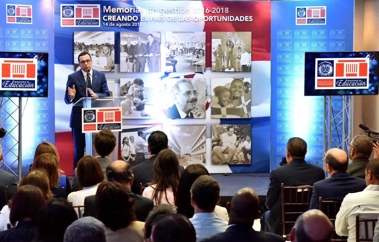  imagen Ministro Andr&eacute;s Navarro desde podium se dirige a autoridades educativas en presentaci&oacute;n de memorias de gesti&oacute;n 2016-2018 del Ministerio de Educaci&oacute;n&nbsp; 