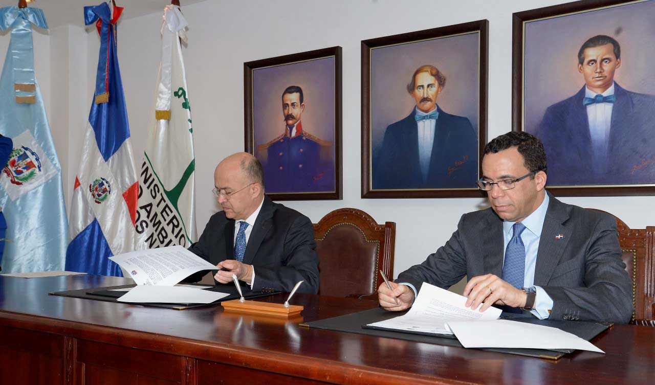  imagen Navarro y Domínguez Brito suscriben acuerdo para Educación Ambiental en la Revolución Educativa del Presidente Danilo Medina 