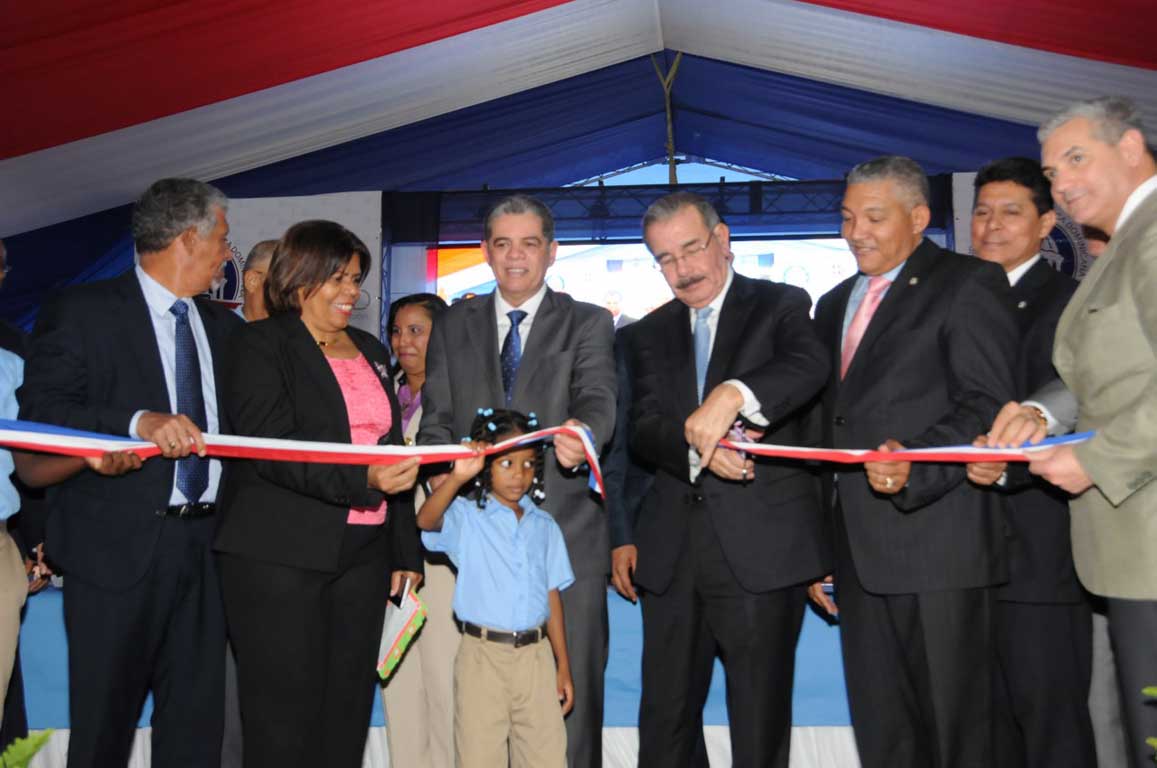  imagen Presidente Medina entrega escuela de 23 aulas a barrio El Libertador, de Herrera 